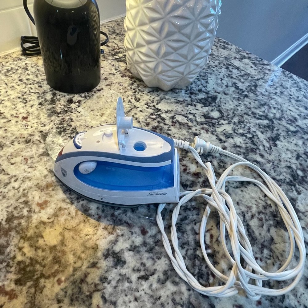 Sunbeam Hot-2-Trot Travel Compact Steam Iron Non-Stick 800 Watt - Picture 6 of 10